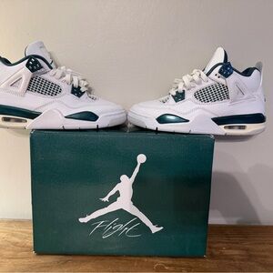 Jordan 4 Retro Kids Sneakers in White and Dark Green